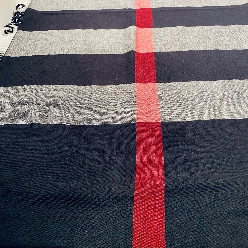 BURBERRY LONDON HOUSR CHECK WRAP / SCARF. - Picture 7 of 10